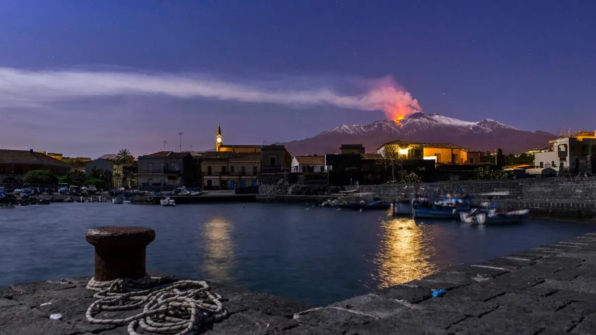 El volcán italiano Etna expulsa miles de anillos de gas a la atmósfera