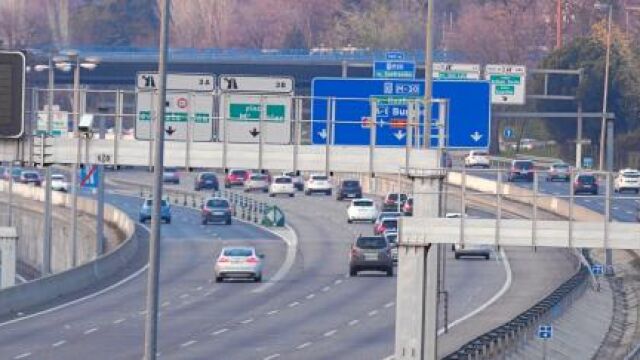 Las restricciones de velocidad en la M-30 y en los accesos de la capital se mantuvieron durante toda la jornada de ayer