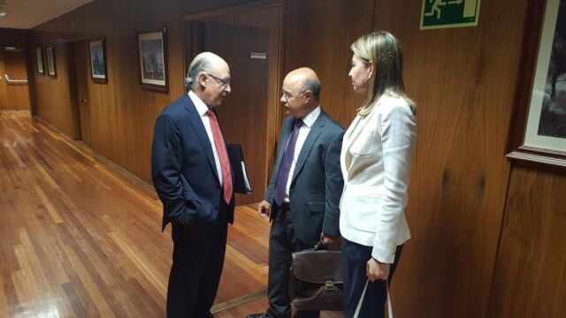 Cristóbal Montoro, ayer con el consejero de Hacienda, Andrés Carrillo y la directora de Presupuestos Europeos, Begoña Iniesta