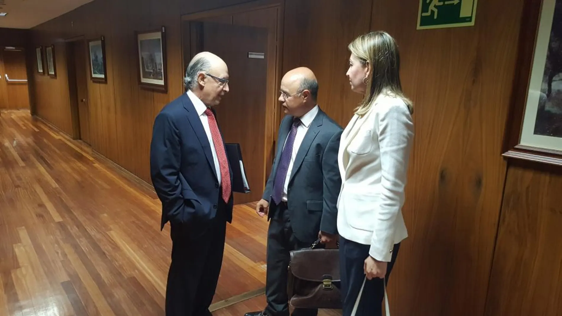 Cristóbal Montoro, ayer con el consejero de Hacienda, Andrés Carrillo y la directora de Presupuestos Europeos, Begoña Iniesta