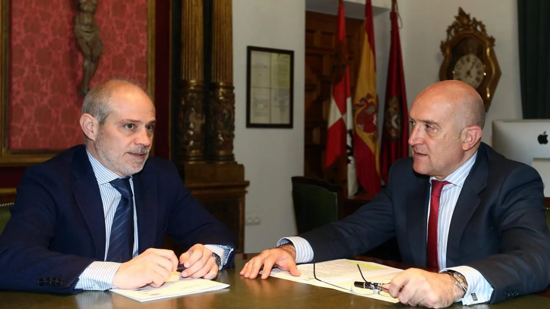El presidente de la Diputación de Valladolid, Jesús Julio Carnero, firma el acuerdo con el de la Cámara, Víctor Caramanzana