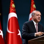 Fotografía cedida por la Oficina de Prensa de la Presidencia de Turquía, del presidente turco, Recep Tayyip Erdogan, hablando durante una conferencia de prensa tras una reunión de su gabinete en Ankara