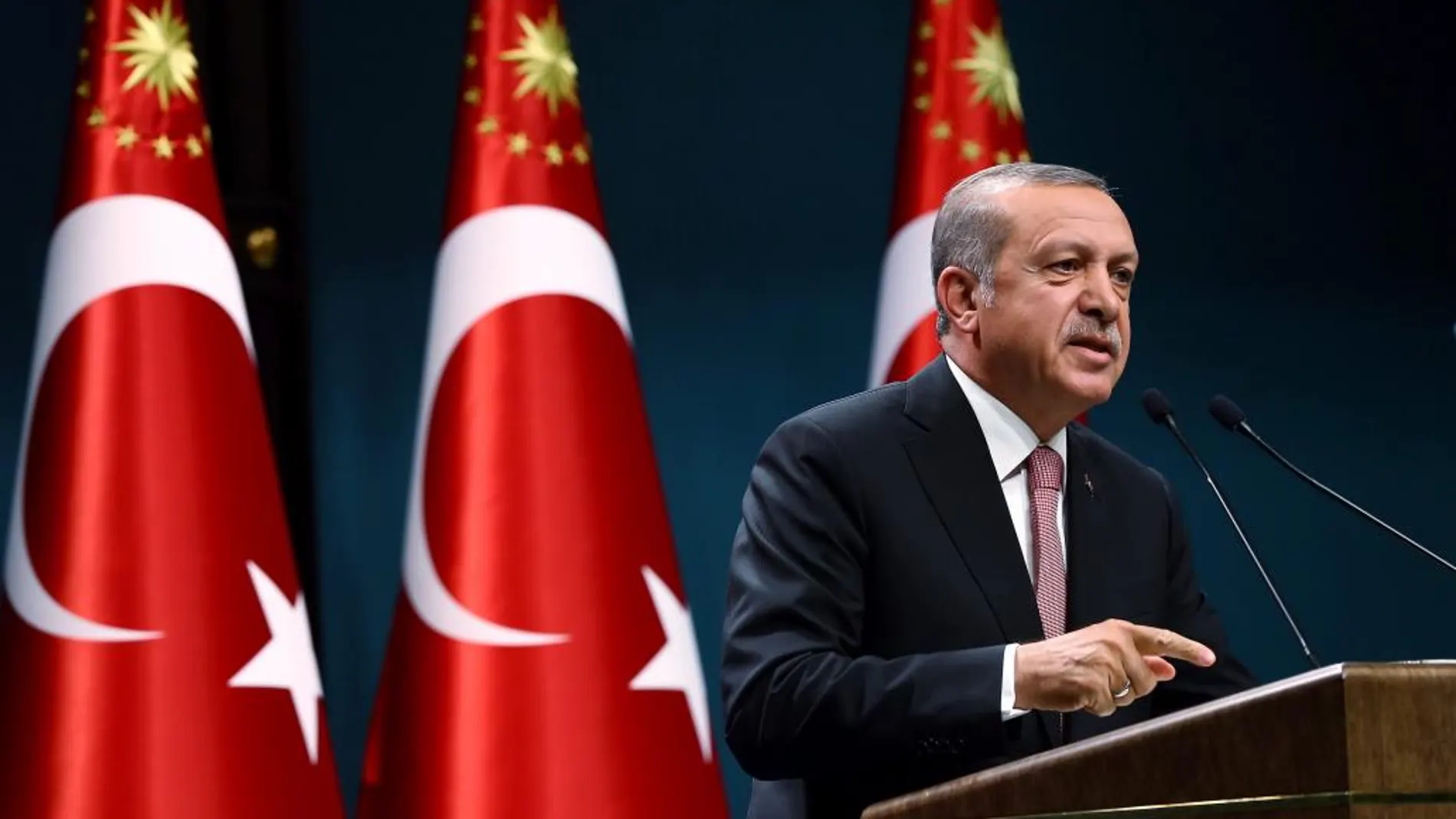 Fotografía cedida por la Oficina de Prensa de la Presidencia de Turquía, del presidente turco, Recep Tayyip Erdogan, hablando durante una conferencia de prensa tras una reunión de su gabinete en Ankara