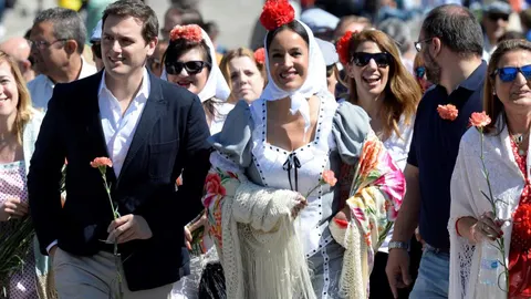 El presidente de Ciudadanos, Albert Rivera, y la portavoz de la formación en el Ayuntamiento de la capital, Begoña Villacís, acudieron hoy a la Pradera de San Isidro. Foto: Víctor Lerena/Efe