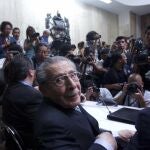 El exdictador guatemalteco José Efraín Ríos Montt (c), asiste a la Corte Suprema de Justicia en Ciudad de Guatemala