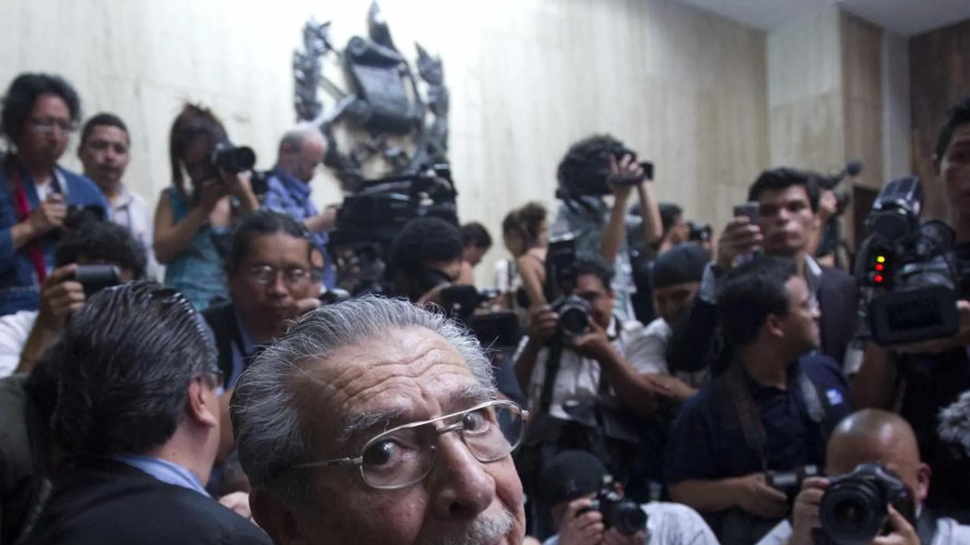El exdictador guatemalteco José Efraín Ríos Montt (c), asiste a la Corte Suprema de Justicia en Ciudad de Guatemala