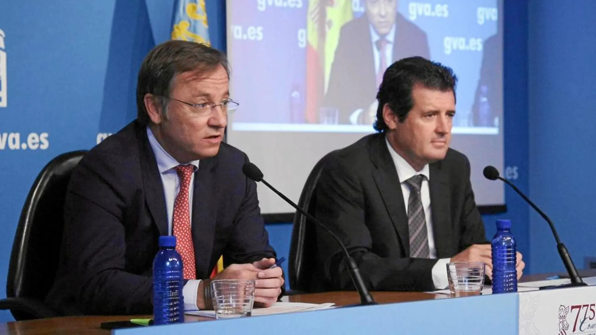 Moragues y el vicepresidente, José Císcar, ayer tras el Pleno del Consell