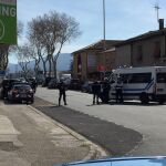 Un grupo de gendarmes junto al supermercado atacado