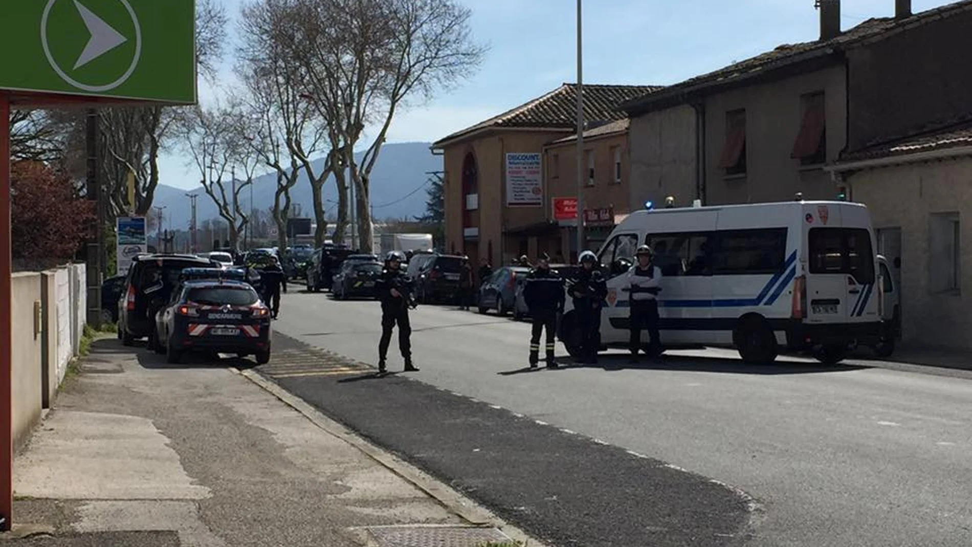 Un grupo de gendarmes junto al supermercado atacado