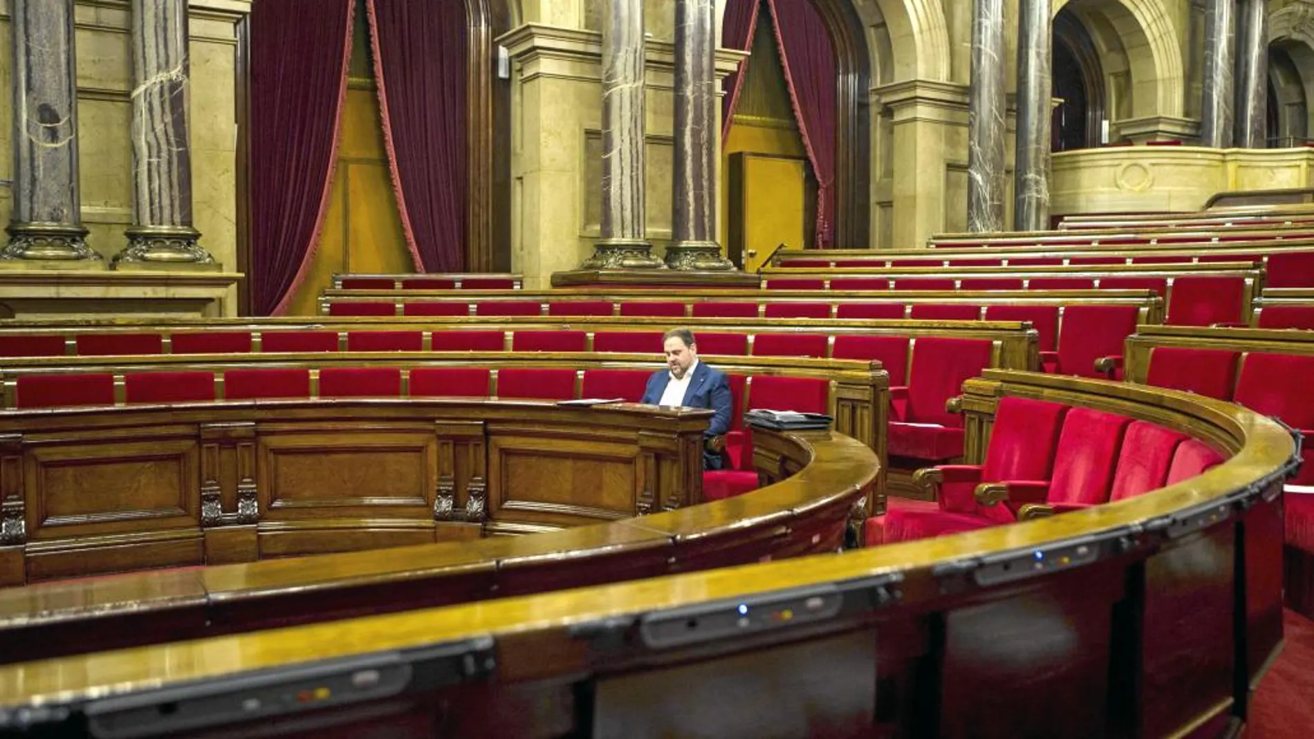 El vicepresidente de la Generalitat Oriol Junqueras, ocupa su escaño