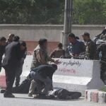 Agentes afganos de policía ayudan a periodistas, víctimas de la segunda explosión en Kabul