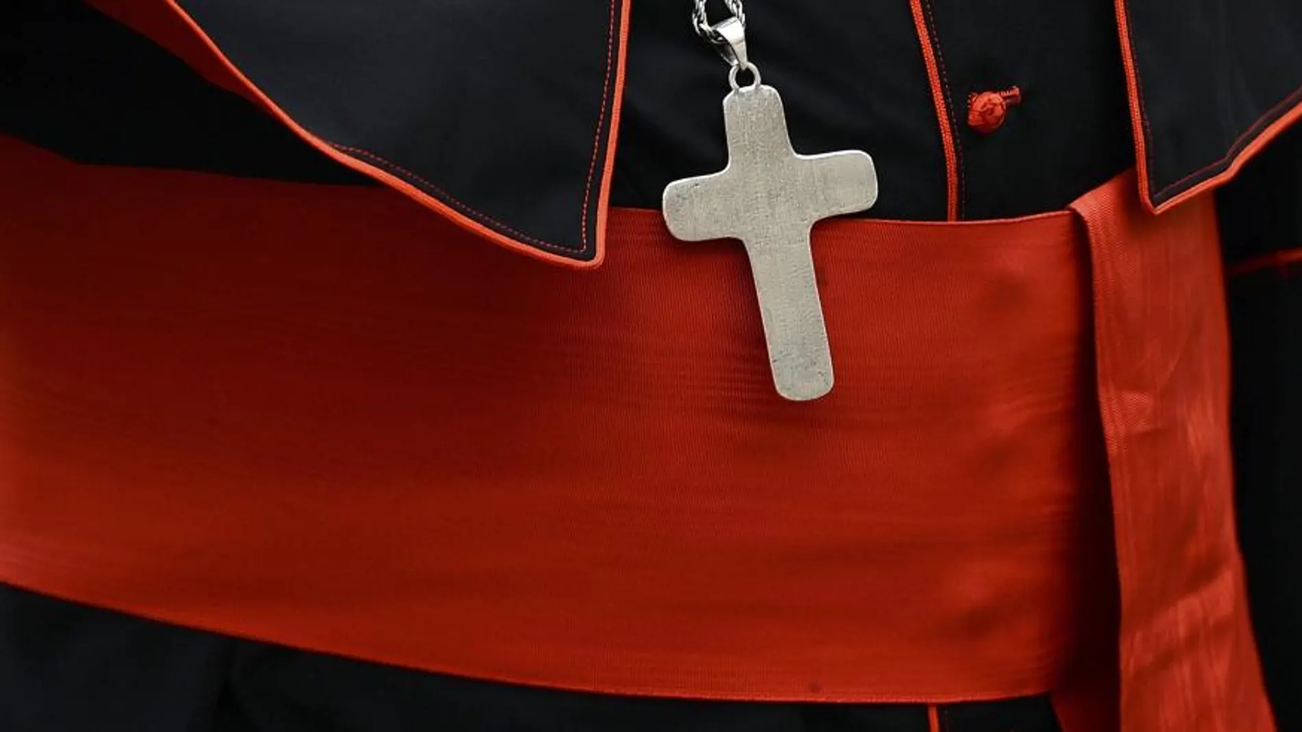 Un cardenal llega a la séptima congregación