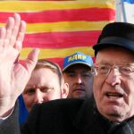 El político ultranacionalista ruso Vladímir Zhirinovski se manifiesta ante el consulado español en apoyo a la independencia de Cataluña