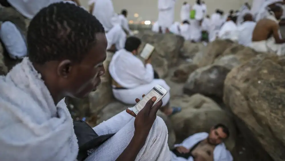 Un musulmán lee el Corán en su teléfono móvil