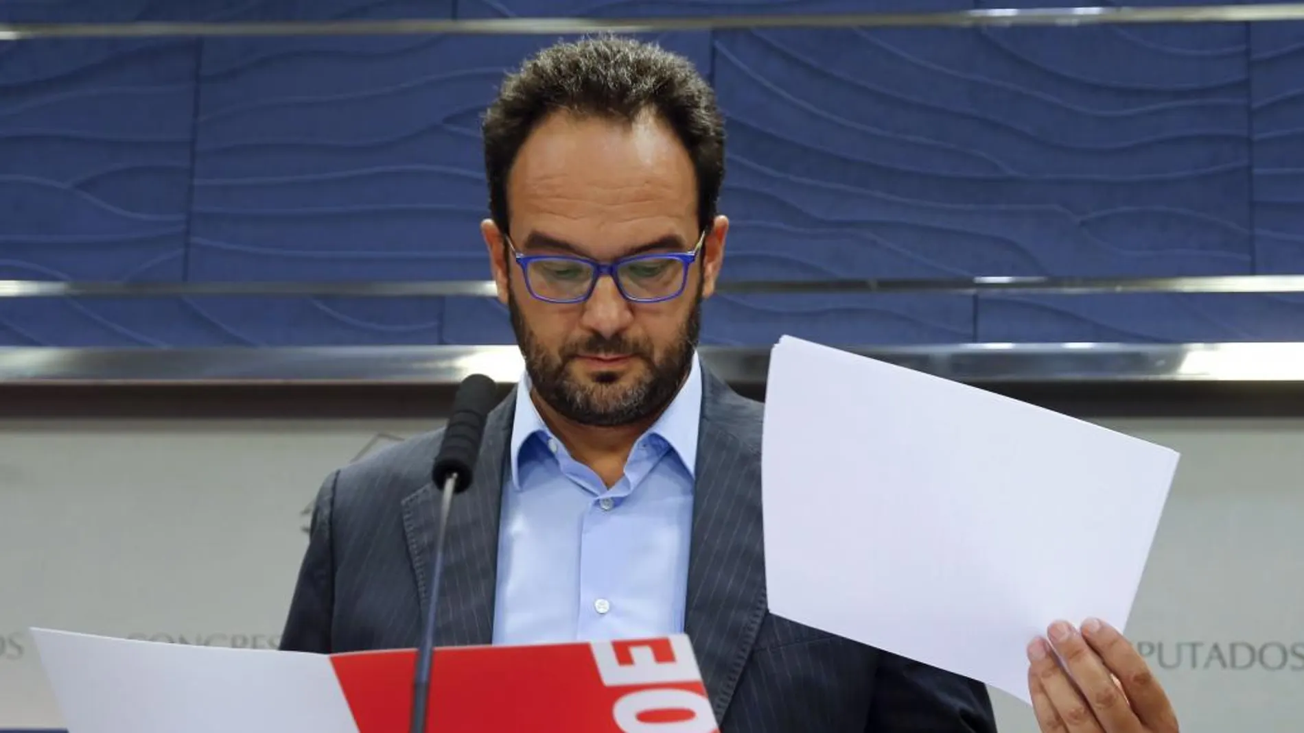 El portavoz del Grupo Socialista, Antonio Hernando, durante la rueda de prensa posterior al registro de la petición.