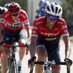 El ciclista español de equipo Trek, Alberto Contador (d), durante la sexta etapa de la Vuelta a España.