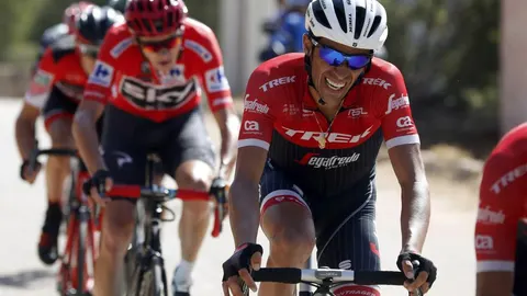 El ciclista español de equipo Trek, Alberto Contador (d), durante la sexta etapa de la Vuelta a España.