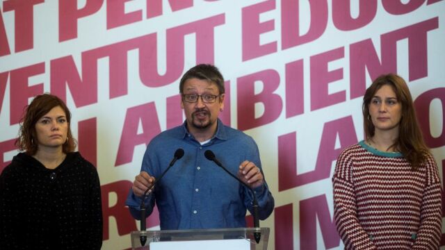 El candidato de Catalunya en Comú-Podem (CatECP) a la Generalitat Xavier Domènech (c) acompañado de Elisenda Alamany (i) y Jèssica Albiach (d), valora los resultados de las elecciones del 21 de diciembre.