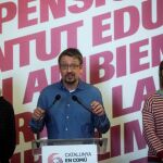 El candidato de Catalunya en Comú-Podem (CatECP) a la Generalitat Xavier Domènech (c) acompañado de Elisenda Alamany (i) y Jèssica Albiach (d), valora los resultados de las elecciones del 21 de diciembre.
