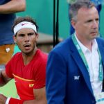 El tenista español Rafael Nadal discute con un juez tras una jugada ante el japonés Kei Nishikori