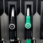Los precios de los carburantes han bajado levemente en los últimos días/Reuters