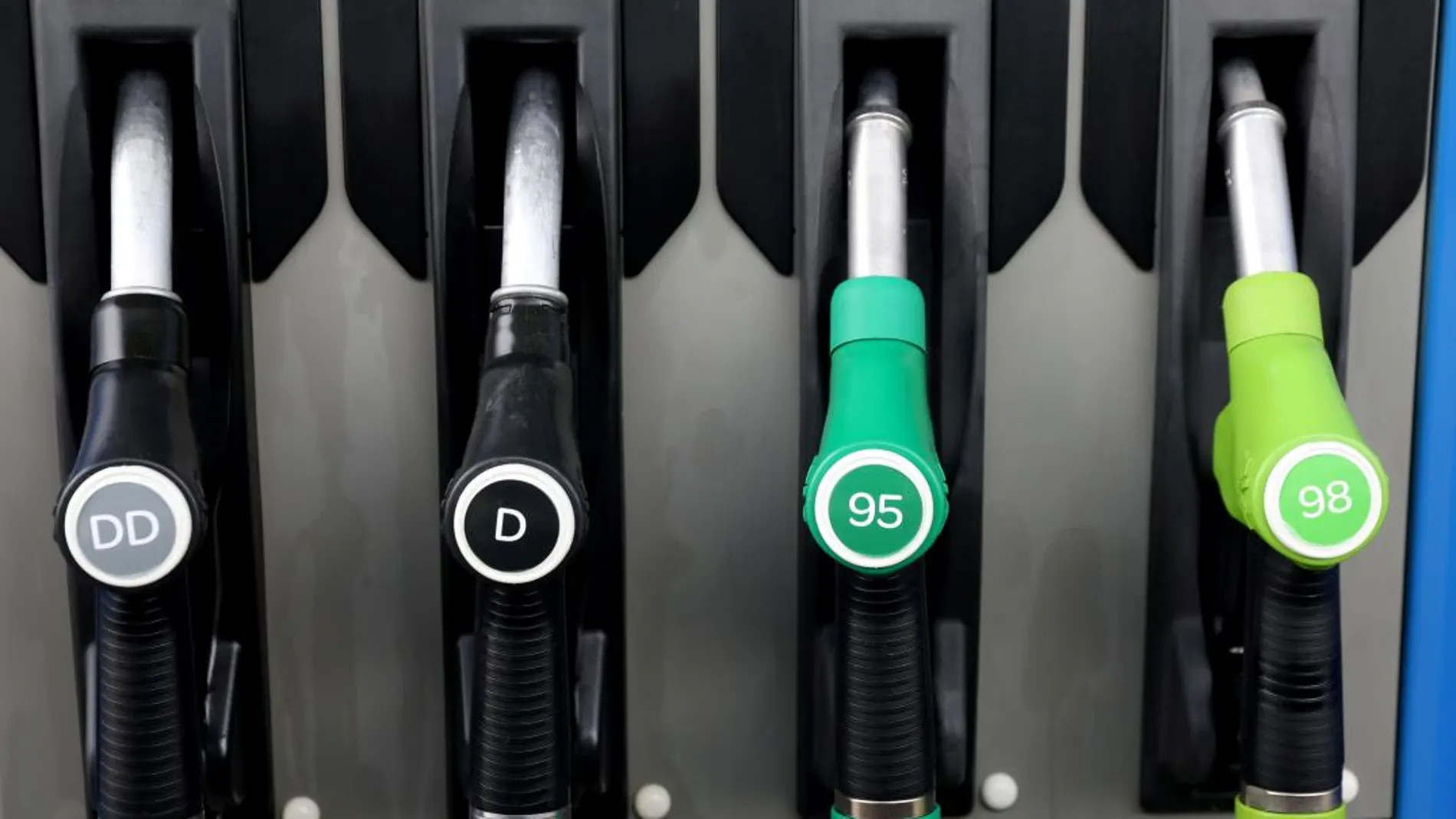 Los precios de los carburantes han bajado levemente en los últimos días/Reuters