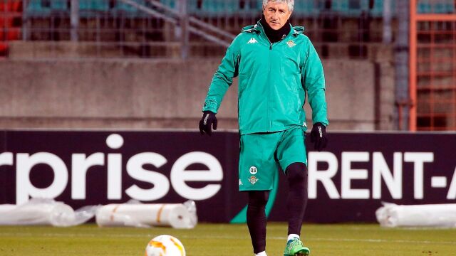 Quique Setién, durante el entrenamiento en el estadio Josy Barthel de Luxemburgo