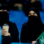 Dos mujeres en un partido de fútbol en Arabia Saudí