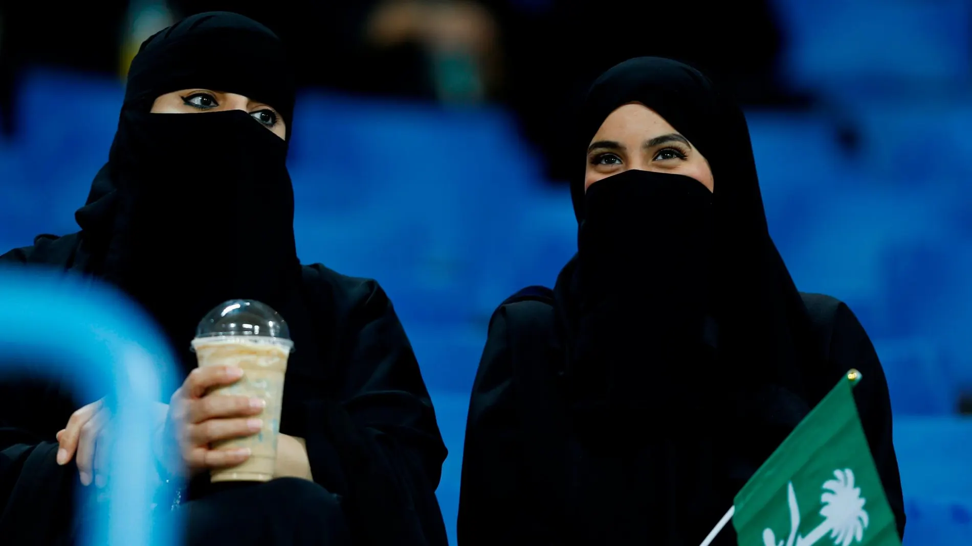Dos mujeres en un partido de fútbol en Arabia Saudí