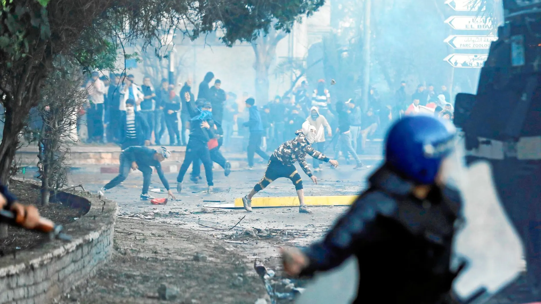 Miles de personas se manifestaron en las calles de Argel. Al final de la marcha se produjeron incidentes entre manifestantes y la Policía