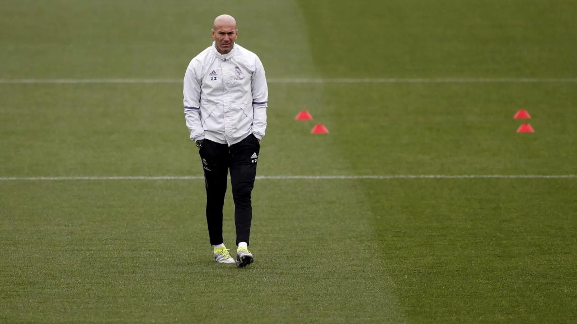 Zinedine Zidane, durante el entrenamiento que ha realizado hoy la plantilla en Valdebebas