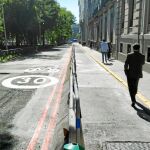 Las vallas de hormigón instaladas en el tramo de la calle de Recoletos que discurre entre Prim y Cibeles