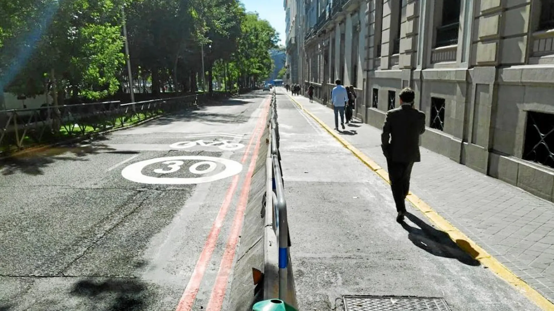 Las vallas de hormigón instaladas en el tramo de la calle de Recoletos que discurre entre Prim y Cibeles