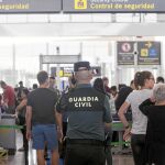 Un agente de la Guardia Civil patrulla las instalaciones del aeropuerto barcelonés de El Prat