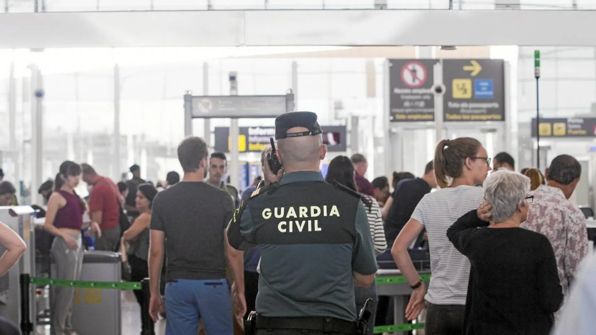 Un agente de la Guardia Civil patrulla las instalaciones del aeropuerto barcelonés de El Prat