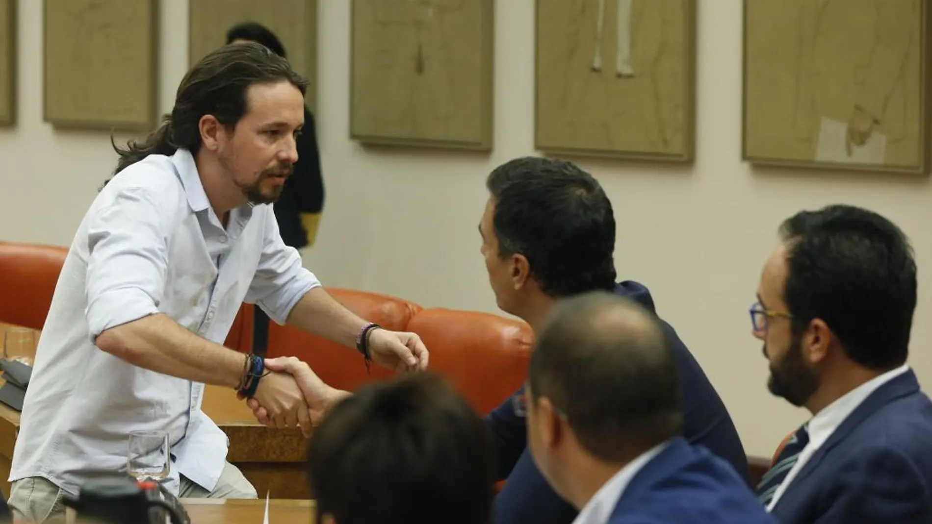 Pedro Sánchez saluda al líder de Podemos, Pablo Iglesias, durante la constitución de la Diputación Permanente del Congreso