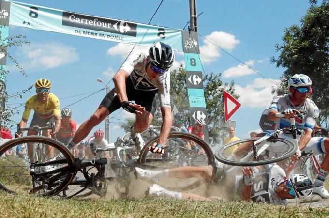 La etapa, como estaba previsto, resultó accidentada y ni el mismísimo Froome se libró de una caída en uno de los tramos de pavés. El keniano voló con su bicicleta