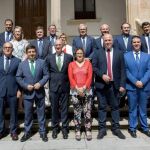 Javier Iglesias junto a presidentes de otras diputaciones como Luis Rey, Mayte Martín, Francisco Vázquez y César Rico, así como Francisco Reyes antes de la reunión