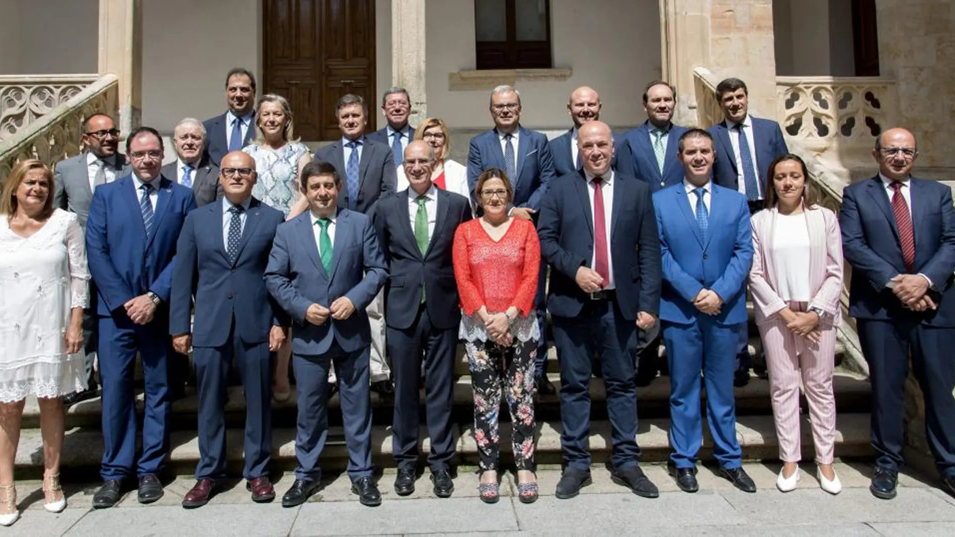Javier Iglesias junto a presidentes de otras diputaciones como Luis Rey, Mayte Martín, Francisco Vázquez y César Rico, así como Francisco Reyes antes de la reunión