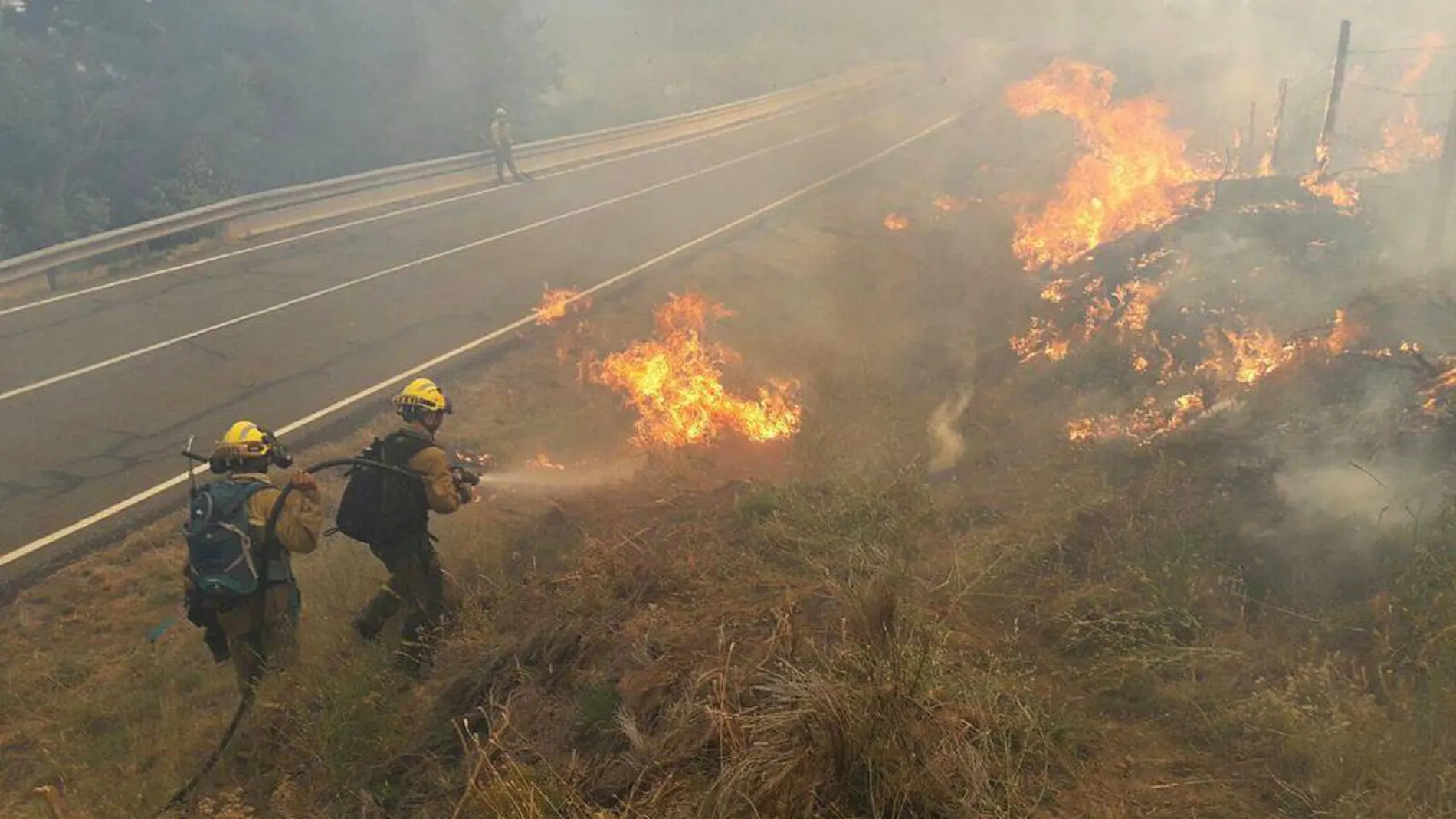 Tareas de extinción del fuego originado en las proximidades de Navarredonda