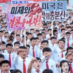 Varios jóvenes alineados del régimen norcoreano claman contra Estados Unidos en una concentración en el centro de Poyongyang