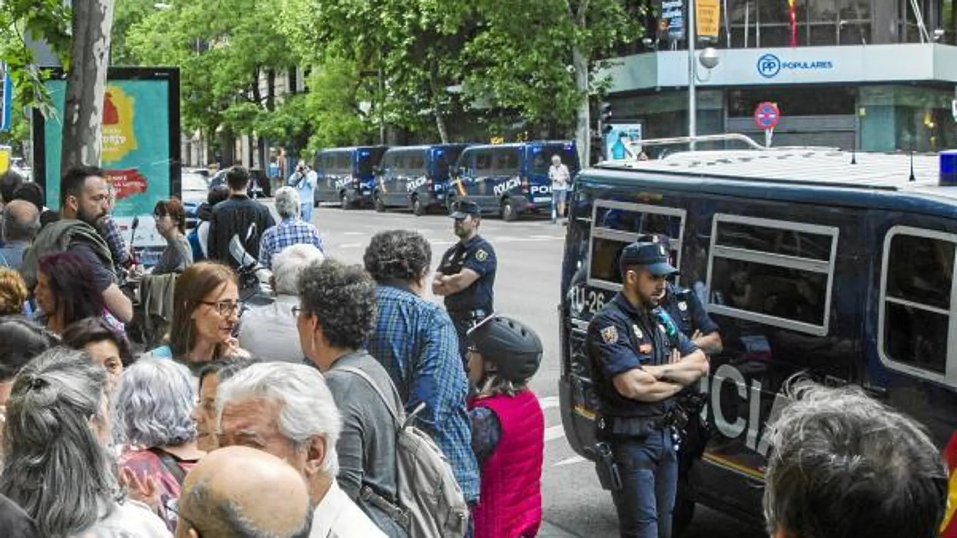 Las movilizaciones contra las sedes del PP comenzaron ayer tarde en toda España. En la imagen, Génova