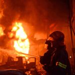 Los bomberos tratan de controlar el fuego de Daca