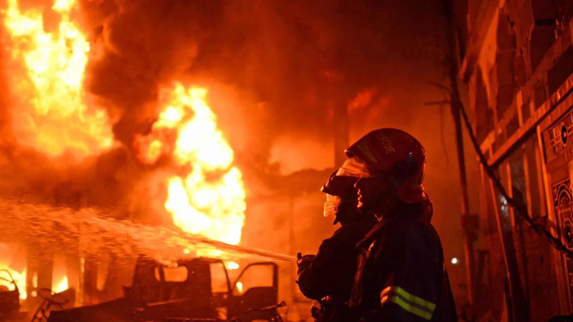 Los bomberos tratan de controlar el fuego de Daca