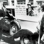 El Crac del 29. Los años 30 fueron muy duros en Estados Unidos debido al desplome de la bolsa. En la foto, un hombre intenta vender su coche en la calle por 100 dólares