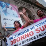 Manifestantes en Santiago de Chile piden la renuncia del obispo, al que acusan de encubrir abusos sexuales