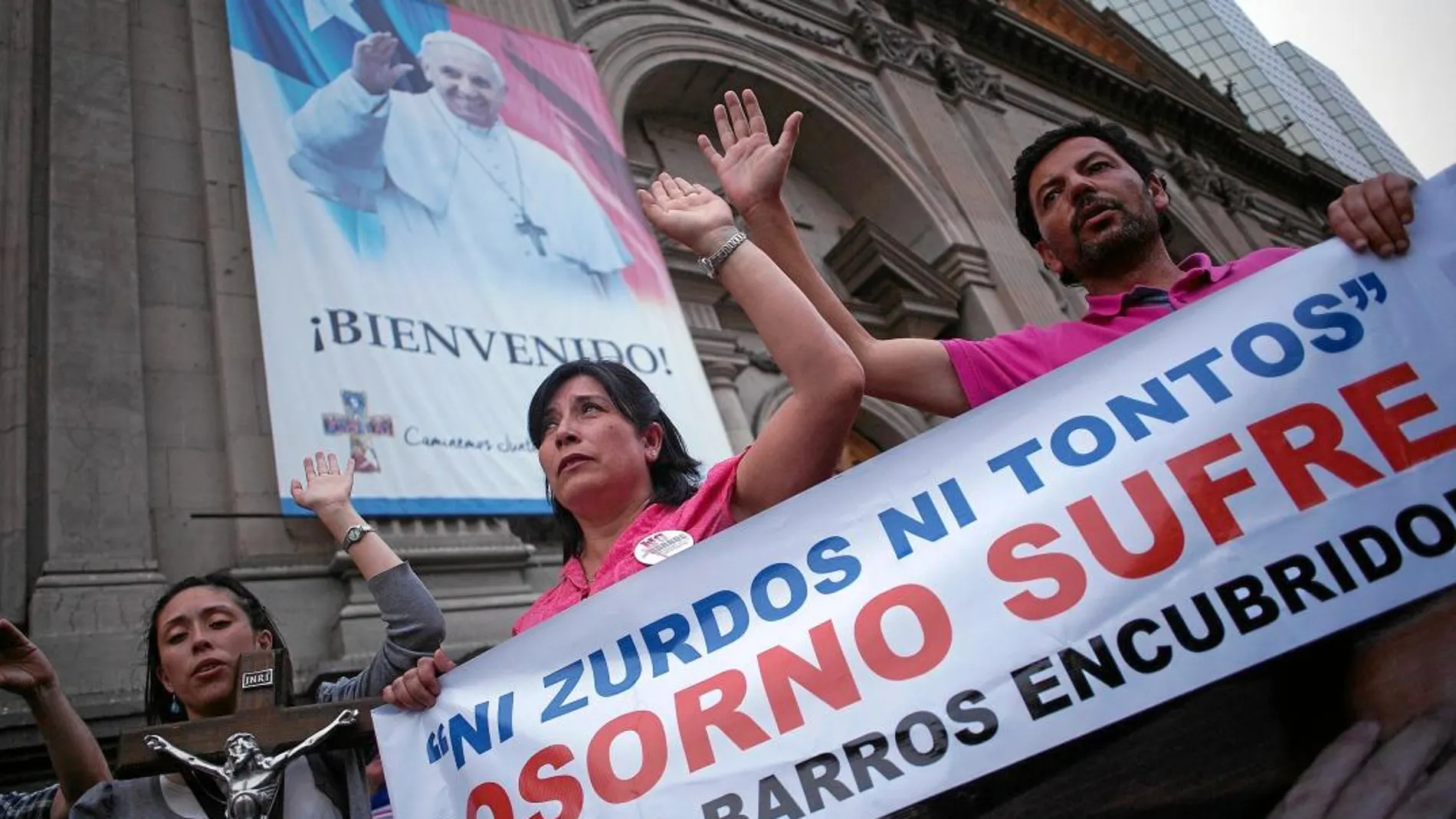 Manifestantes en Santiago de Chile piden la renuncia del obispo, al que acusan de encubrir abusos sexuales
