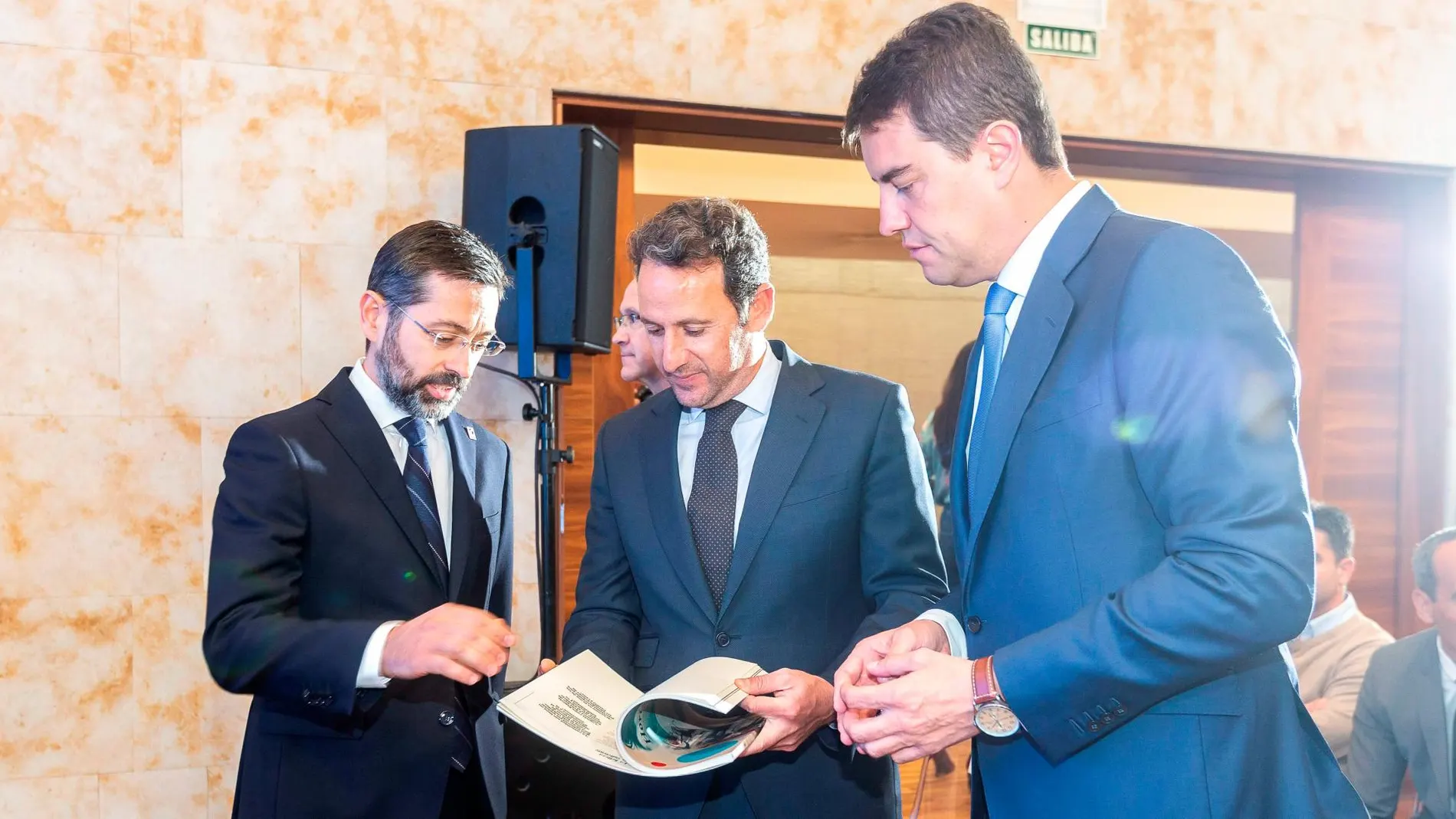 Eduardo Álvarez, Gregorio Méndez y Ángel Ibáñez observan la publicación