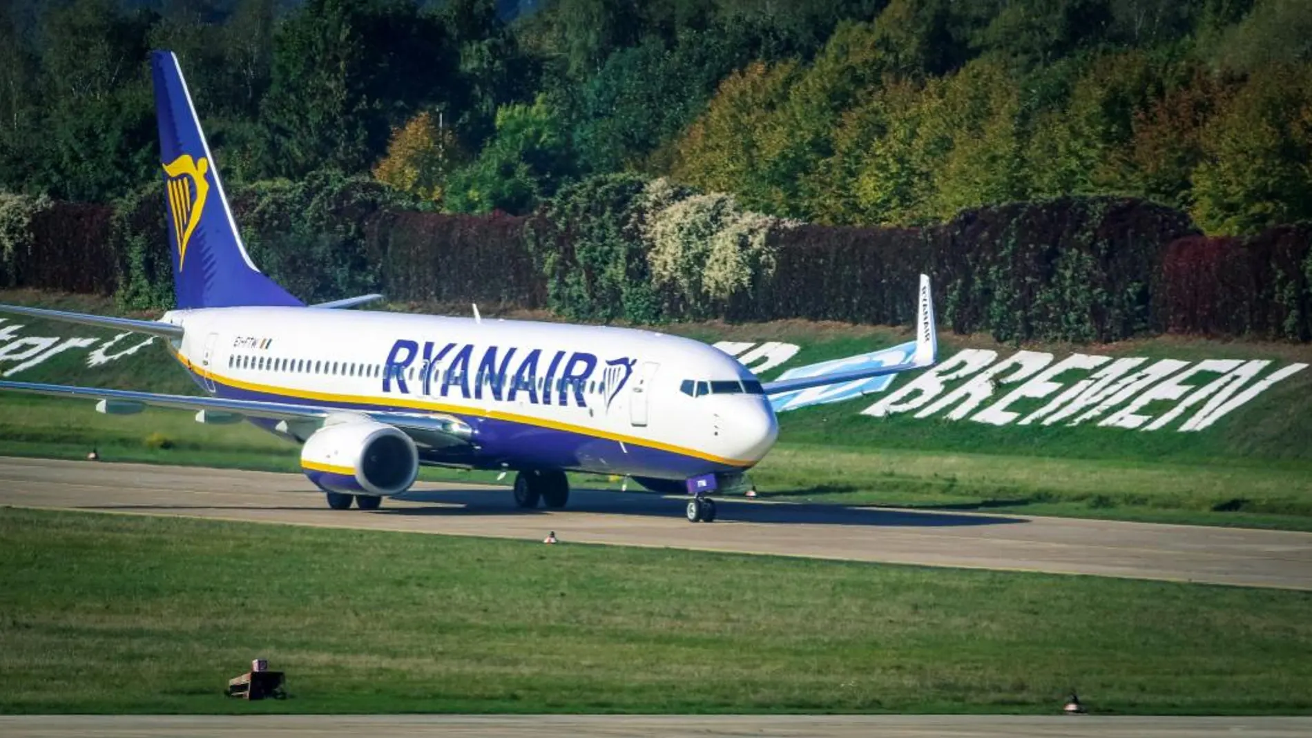 Un avión de la aerolínea irlandesa Ryanair llega al Aeropuerto Hans Koschnick, en Bremen (Alemania). EFE/ Focke Strangmann