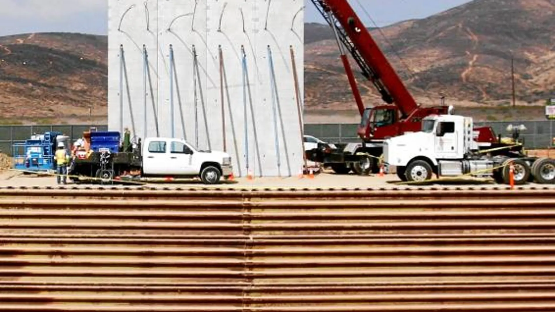 Construcción de prototipos del futuro muro con México en San Diego
